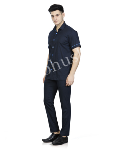 เสื้อเชิ้ตทำงานแขนสั้นสีน้ำเงินกรมท่าสำหรับผู้ชาย แต่งขอบสีฟ้าอ่อน ผ้าโพลีเอสเตอร์ระบายอากาศได้ดี เหมาะสำหรับเป็นชุดยูนิฟอร์ม - Product Image 1