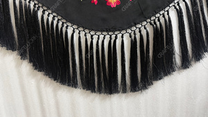 Châle triangulaire noir brodé de fleurs pour femme avec motif de vigne rouge et or, longue frange à pampilles, écharpe d'épaule pour mariage et soirée - Product Image 3