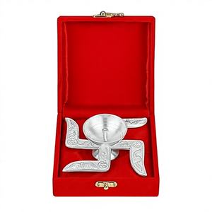 Caja de Terciopelo para Diya de Puja Swastik, Hecha a Mano, de Metal y Aluminio Duradero, Calidad Superior, Estilo Clásico, Decoración para el Festival Diwali, Plateada - Product Image 1