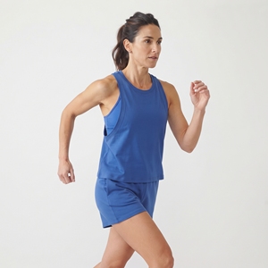 Top corto deportivo sin mangas azul para mujer con aberturas en los brazos, ajustado, para gimnasio, entrenamiento y fitness - Product Image 4