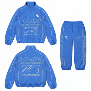 ชุดกันลมผู้ชาย ZAINI แบบมีฮู้ดสำหรับฤดูหนาว ผ้าโพลีเอสเตอร์ทาสลอนพรีเมียม 145 GSM สีน้ำเงินขาว ดีไซน์แผงตัดสีแบบคอนทราสต์ พร้อมเทคโนโลยีฮีททรานเฟอร์ - Product Image 1
