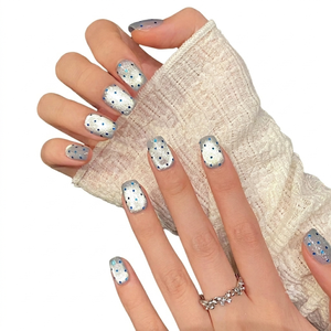 Escalera corta Diseño de dedo acrílico Prediseñado Tonos frescos Gris plateado con un sueño de chicle de belleza de hielo fresco nacarado - Product Image 2