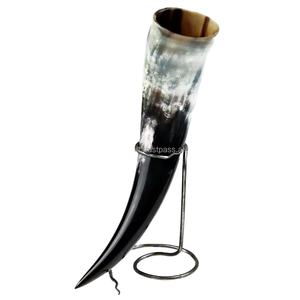 Cuerno vikingo personalizado para beber con iniciales grabadas, ideal para regalo, eventos de recreación histórica y decoración de festivales nórdicos. - Product Image 6