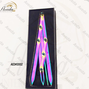 แหนบต่อขนตาแบบมีโลโก้สั่งทำได้ เคลือบสีชมพูฟ้าแบบด้านและเงา พร้อมกล่องแม่เหล็ก - Product Image 2