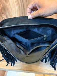 Sac bandoulière artisanal en cuir véritable noir à franges avec pierre turquoise et rabat floral clouté, style western bohème - Product Image 6