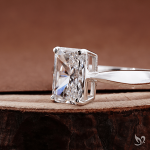 Anillo de compromiso moderno y audaz de oro blanco de 10 quilates con diamante radiante de 2 quilates cultivado en laboratorio y diseño de tallo pellizcado. - Product Image 2