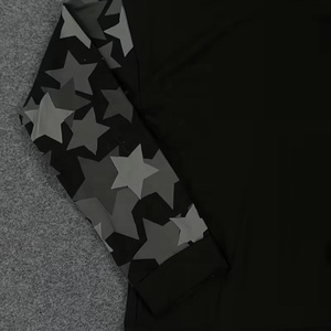 Camiseta de Hombre de Alta Calidad, Estilo Urbano, Hombros Caídos, Negra, Manga Larga con Diseño de Estrellas en las Mangas - Product Image 5