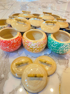 Jarra de bambú con incrustaciones de nácar, hecha de bambú natural y con incrustaciones de concha, para guardar objetos y exhibirlos decorativamente, fabricada en Vietnam. - Product Image 4