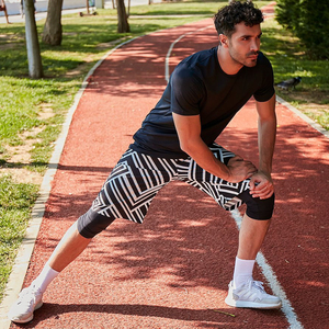 Shorts de sport Awrah pour hommes OEM personnalisés, en tissu tissé haute densité, imprimés numériquement, longueur genou, avec poche zippée, Opti - Product Image 4