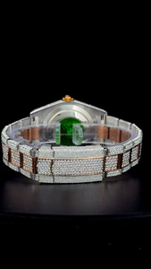 นาฬิกา Iced Out VVS Moissanite หน้าปัดมุกขาว ตัวบอกชั่วโมงประดับเพชร ตัวเรือนโรสโกลด์ทูโทน ฝังเพชรเต็มเรือน ผลิตในสวิสเซอร์แลนด์ นาฬิกาหรูสำหรับผู้ชาย - Product Image 2