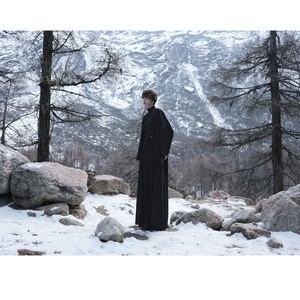 Abrigo largo para mujer al por mayor ELYSIAN KIMONO LONG COAT, abrigos de invierno bordados de satén tipo seda, antiarrugas y brillantes para damas. - Product Image 5