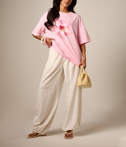 Camiseta de mujer con estampado floral, cuello redondo, manga corta, de algodón suave, estilo oversize, con estampado de flores, personalizada con DTG, moda boutique. - Product Image 5