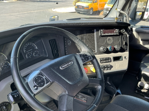 รถบรรทุกหัวลากขนาดใหญ่ ปี 2022 รุ่น 6x4 กำลัง 505 แรงม้า แบบมีห้องนอน สภาพดีเยี่ยม วิ่งเพียง 480,724 ไมล์ - Product Image 6