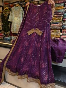 Vestido de gasa suave combinado con gasa bordada. duppatta. Una decoración elegante y detallada. Trabajo de raisham puro mezclado con secuencias mate - Product Image 2