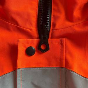 เสื้อแจ็คเก็ตนิรภัยสำหรับงานก่อสร้างแบบสะท้อนแสง Hi-Vis พิมพ์โลโก้ตามสั่ง ผลิตจากโพลีเอสเตอร์กันน้ำระดับ Class 2 สำหรับใช้งานกลางแจ้ง - Product Image 5