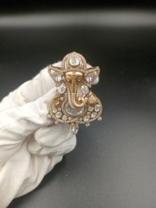 Bijoux Amaira : Pendentif Paon Doré de Luxe avec Cristaux et Strass, Coupe Poire, Motif Religieux, Unisexe, en Argent 925 et Monture Sertie Or 24K - Product Image 6