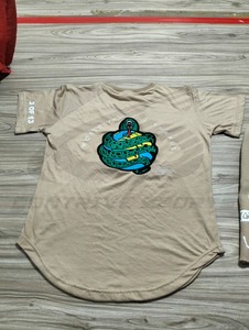 เสื้อยืดคุณภาพสูง ผ้าฝ้าย 100% ทรงปกติ ซักย้อมแบบแอซิดวอช เทคนิคพัฟฟ์ สไตล์สตรีทแวร์ ระบายอากาศได้ดี เนื้อผ้าหนา 220gsm แบบถัก - Product Image 5