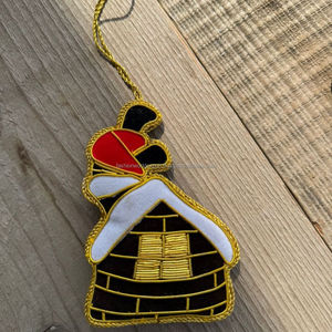Adorno de fieltro bordado a mano de perro salchicha con casco de guerrero rojo, decoración única de Dachshund con cuentas, temática de mascota, encantador para árbol de Navidad - Product Image 4