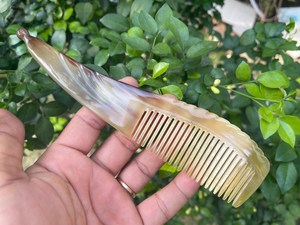 ZONE ARTISANALE Peigne démêlant moderne en corne de buffle naturelle, écologique et fait main, en forme de décoration de mariage de l'Uttar Pradesh - Product Image 2