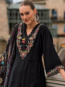 Conjunto de Kurta y Pantalón de Seda Vichitra VASTRA COTTAGE con Dupatta Tabby, Color Negro, Ropa Étnica para Mujer, Atuendo Bordado Jalpari - Product Image 2