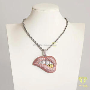 Collier pendentif en forme de lèvres de qualité supérieure en argent sterling 925 avec design serti de diamants de laboratoire. - Product Image 3