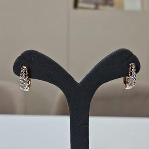 Pendientes de Aro con Diamantes Cultivados en Laboratorio de 0.35ct, Oro Rosa de 14K, Estilo Huggie, Minimalistas, Elegantes, Regalo para Novia, Fiesta - Product Image 2