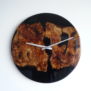 Nouvelle collection d'horloges murales artisanales en résine époxy et bois, finition polie, idéales pour offrir en cadeau, décoration intérieure, pour restaurant ou hôtel. - Product Image 1