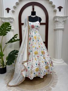 ชุดเดรส Anarkali สีขาวปักลายดอกไม้สำหรับผู้หญิง พร้อมผ้าคลุมไหล่ ดีไซน์ทันสมัย เหมาะสำหรับงานเทศกาลและงานปาร์ตี้ ชุดพื้นเมืองสำหรับทุกฤดูกาล - Product Image 1