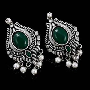 Boucles d'oreilles clous en laiton oxydé plaqué argent antique avec pierre vert émeraude en forme de feuille, style bohème, pour femmes, fournisseur en gros - Product Image 1