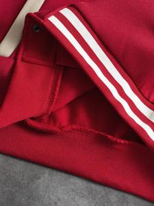 เสื้อแจ็คเก็ตสีแดงสไตล์วิทยาลัยสำหรับผู้ชาย ดีไซน์ปักลายด้านหน้า ทรงปกติ เหมาะสำหรับใส่ในฤดูใบไม้ร่วง - Product Image 4