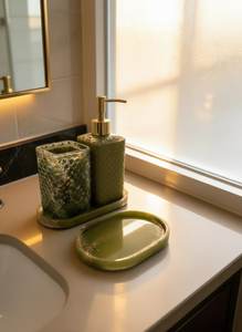 Ensemble d'accessoires de salle de bain en résine écologique de luxe avec pompe de couleur personnalisable, collection de 4 pièces peinte à la main - Product Image 3