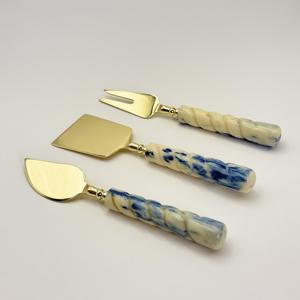 Juego de 3 espátulas para queso de acero inoxidable hechas a mano con mango de resina, venta al por mayor de fábrica, para fiestas, bodas y hoteles - Product Image 4