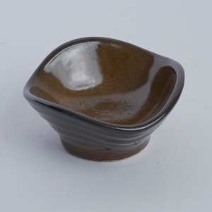 Assiette carrée moderne en grès brun foncé brillant pour la sauce soja, idéale pour les restaurants, hôtels, cafés et la présentation sur table. - Product Image 2