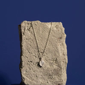 Pendentif en argent sterling fait main avec pierre de lune, pendentif en pierre précieuse naturelle, bijou minimaliste, cadeau pour femme - Product Image 1