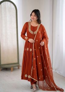 Vestido Anarkali de georgette con pantalón y dupatta de georgette con bordado, listo para usar, ideal para fiestas y eventos. - Product Image 2