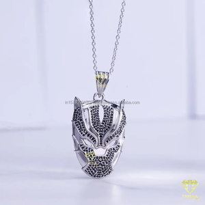 Collar con Colgante de Máscara de Superhéroe Premium con Diamantes Cultivados en Laboratorio y Diseño con Acabado Plateado - Product Image 3