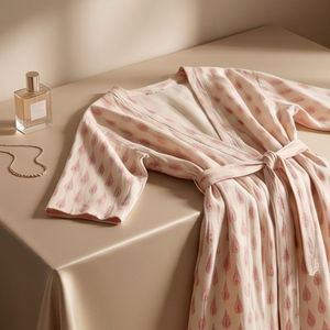 Bata de baño tejida artesanal blanca con estampado de bloques rosas para mujer, estilo casual de verano, talla XS, cierre con cordón, tacto suave. - Product Image 2