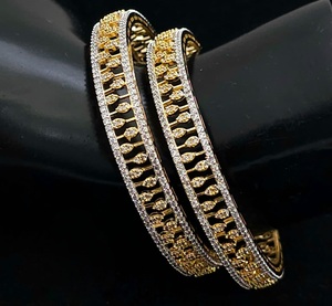 Bracelets joncs pour femmes en laiton plaqué or, moissanite et Kundan, de qualité supérieure, au design attrayant et tendance, avec des étincelles éblouissantes, pour mariage - Product Image 2