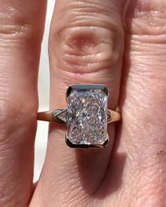 Bague de fiançailles en diamant de laboratoire taille radiant 4.07 carats, sertie en partie à la closière, trois pierres, avec pierres latérales en trilobis, à vendre - Product Image 1