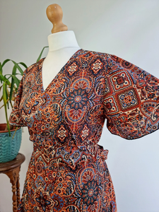 Midi Wrap Bohemian Flowy Dress Mezcla de algodón transpirable Seda Ajrakh Earthy Frill Colorido Verano Elegante Boda Look Natural - Product Image 3