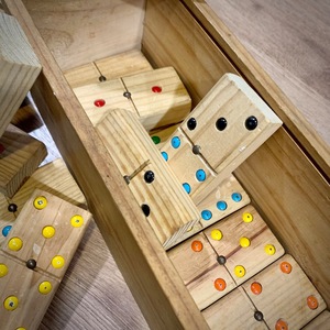 Juego de Dominó Doble Seis de Madera de Colores ILAHI, 28 Piezas, Ecológico, Tallado y Grabado, Diseño Antiguo, Caja Rectangular Alta de Madera - Product Image 5