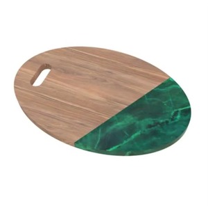 Planche à découper en bois de qualité supérieure, forme ovale, avec incrustation en résine verte et poignée - Product Image 2