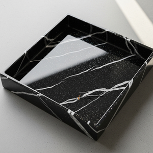 Plateau en résine noire artisanale avec feuille d'or |   Accessoire de luxe pour la maison - Product Image 1