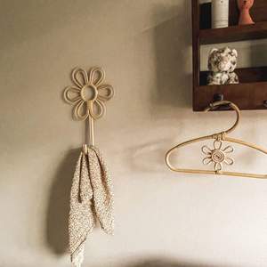 Porte-vêtements mural en bois durable, design artistique, élégant, fait main, en rotin, pour enfants, avec crochet décoratif en forme de fleur - Product Image 2