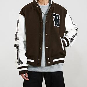 Veste universitaire en laine personnalisée pour homme avec col montant, broderies et écussons noirs et rouges, design frontal - Product Image 3