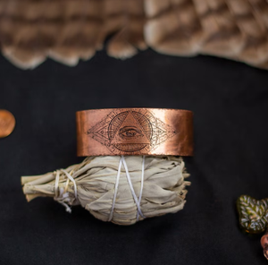 Bracelet ouvert ajustable en cuivre pur fait main, gravé du motif de l'Œil qui tout voit et de la géométrie sacrée - Product Image 4