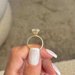 Anillo de Compromiso con Diamante Cultivado en Laboratorio, Corte Esmeralda, 5 Quilates |   Anillo de Boda Solitario de Lujo en Oro de 18K con Certificado IGI |   para un estilo elegante - Product Image 6