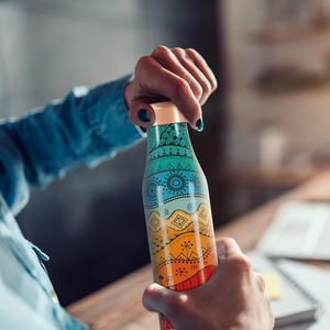 Bouteille d'eau en cuivre artisanale avec conception anti-fuite et bienfaits pour la santé pour une utilisation quotidienne par Axiom Home Accents - Product Image 2