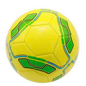 Ballon de football d'extérieur avec une adhérence améliorée, fabriqué avec une surface en PU durable, parfait pour les adultes, pour les entraînements et les matchs. - Product Image 1