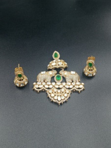 ชุดจี้รูปช้างชุบทองคำประดับเพชรซิคอนทรงเหลี่ยมมรกตจาก Amaira Jewels เครื่องประดับงานแต่งงานสุดคลาสสิกสำหรับผู้หญิง - Product Image 3